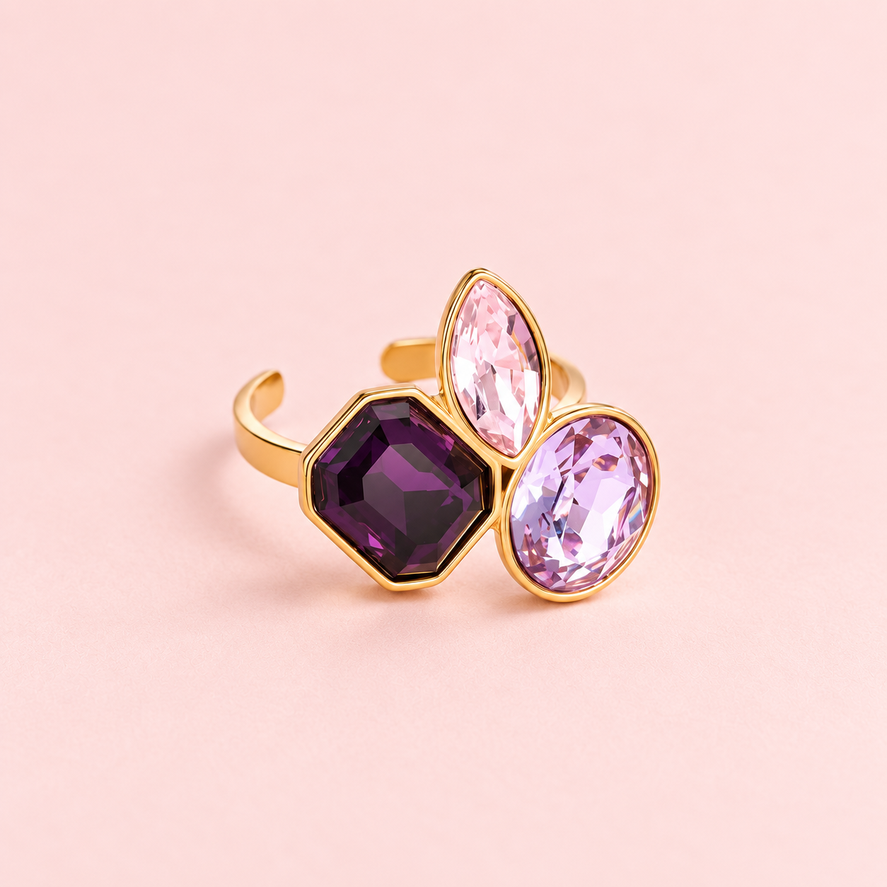Statement Ring mit drei Glassteinen in violett / lila, verstellbar, vergoldet