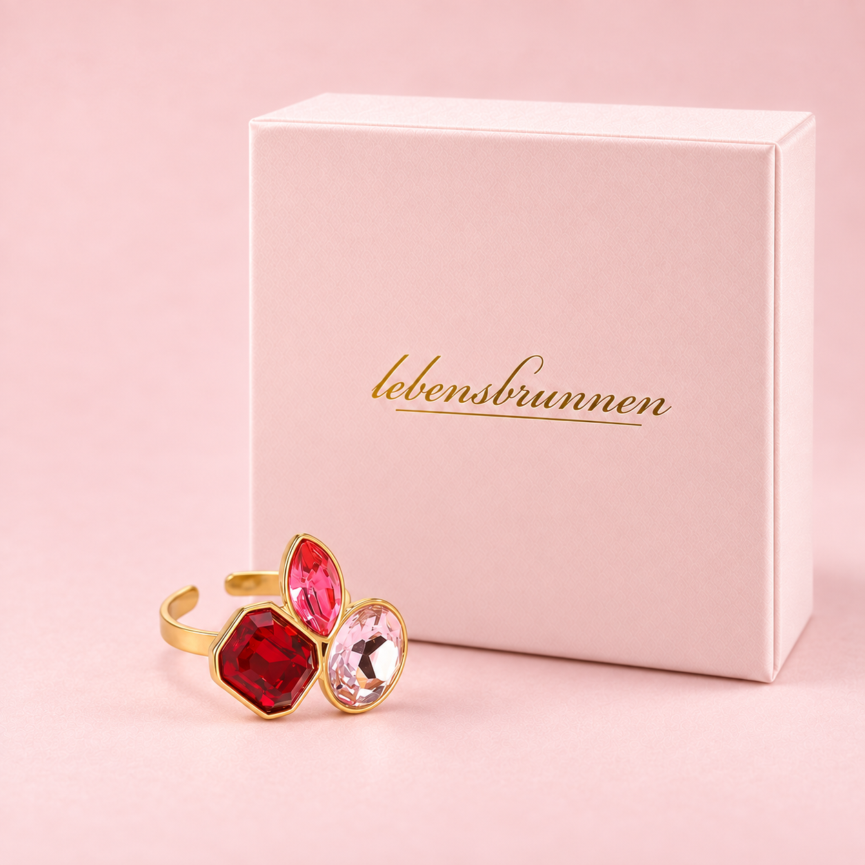 Statement Ring mit drei Glassteinen in rot, verstellbar, vergoldet