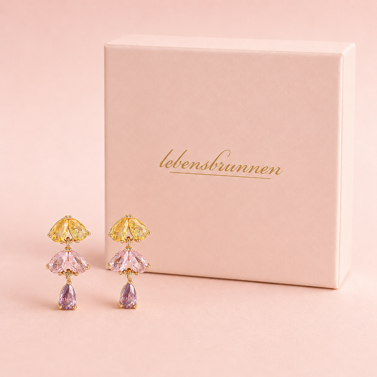 Ohrstecker mit tropfenförmigen Zirkonia "Yvi" – vergoldet, 18 mm
