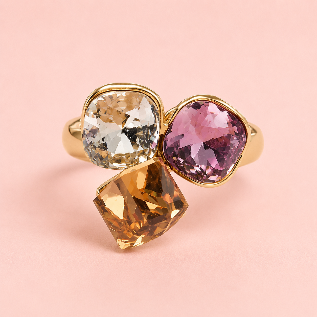 Verstellbarer Statement Ring mit drei Glassteinen – Braun / Rosa, vergoldet