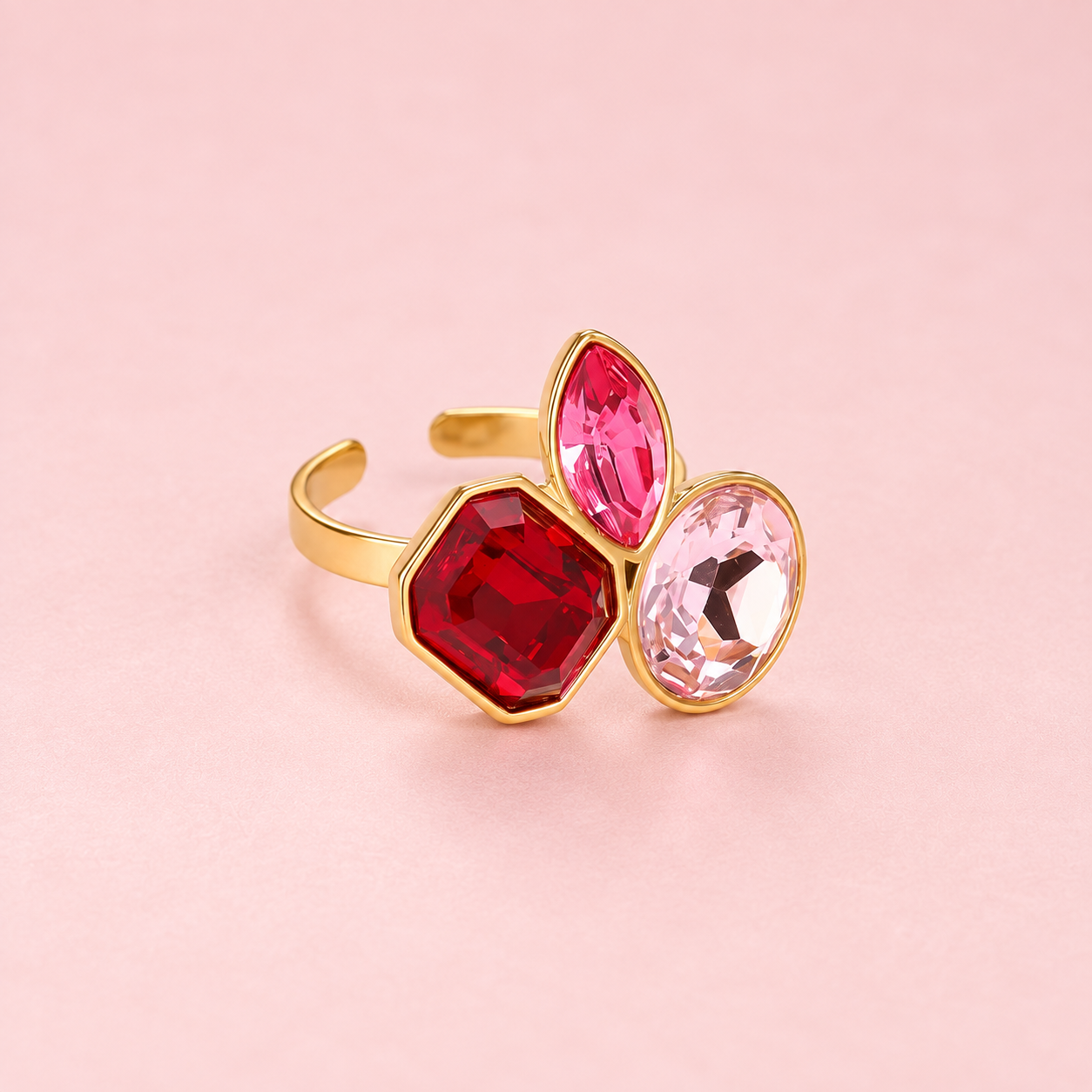 Statement Ring mit drei Glassteinen in rot, verstellbar, vergoldet