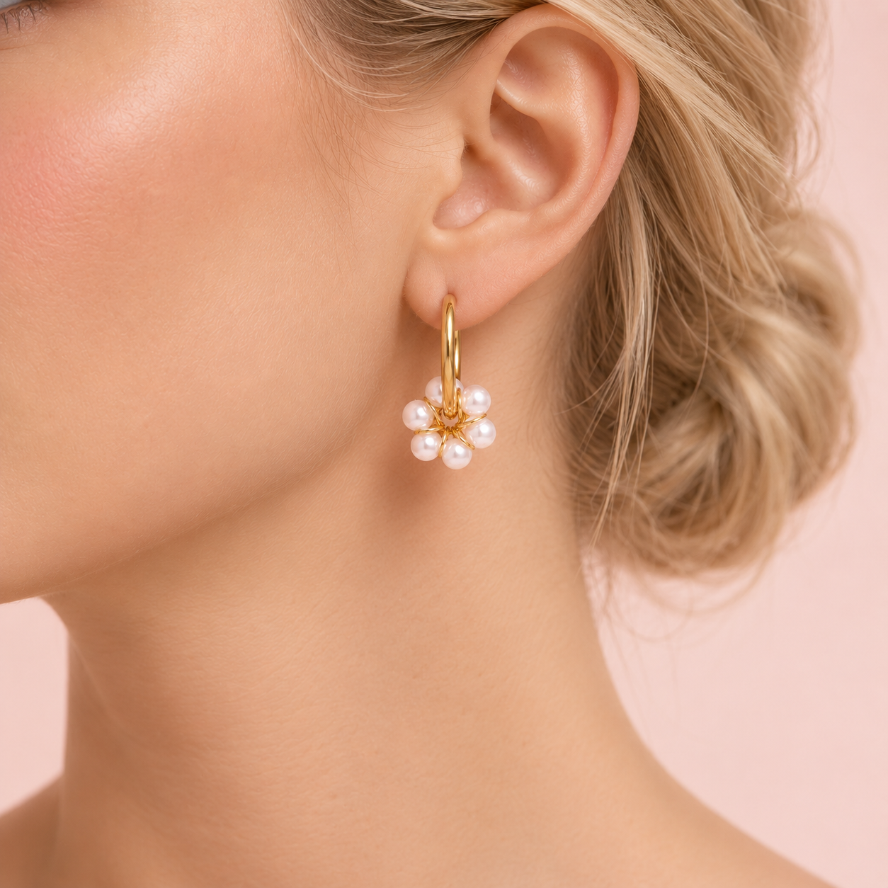 Perlenblumen Hoops Ohrringe – vergoldet, 21 x 28 mm