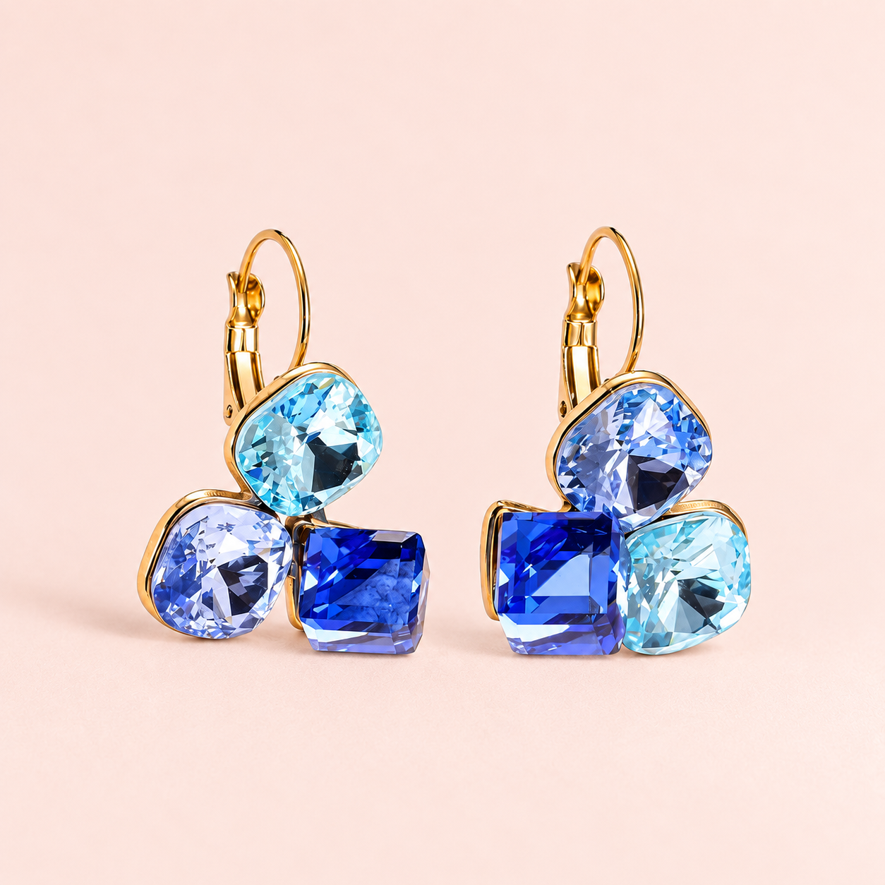 Statement Ohrringe mit drei Glassteinen, Blau – vergoldet, 30 × 21 mm