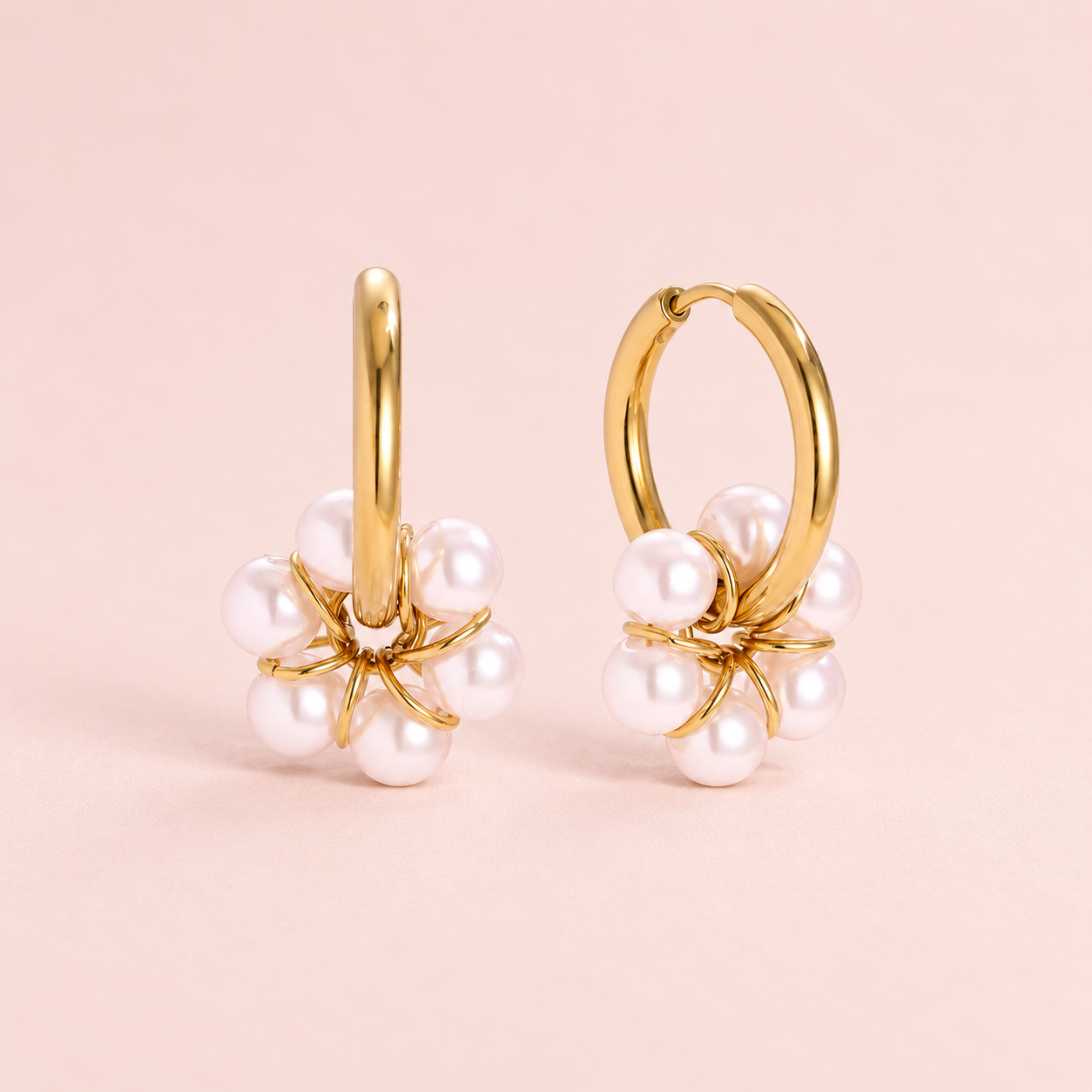 Perlenblumen Hoops Ohrringe – vergoldet, 21 x 28 mm