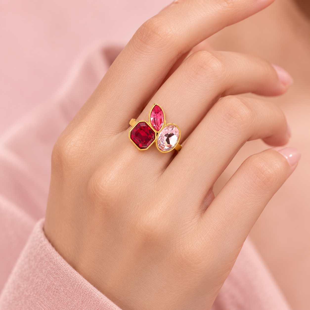 Statement Ring mit drei Glassteinen in rot, verstellbar, vergoldet