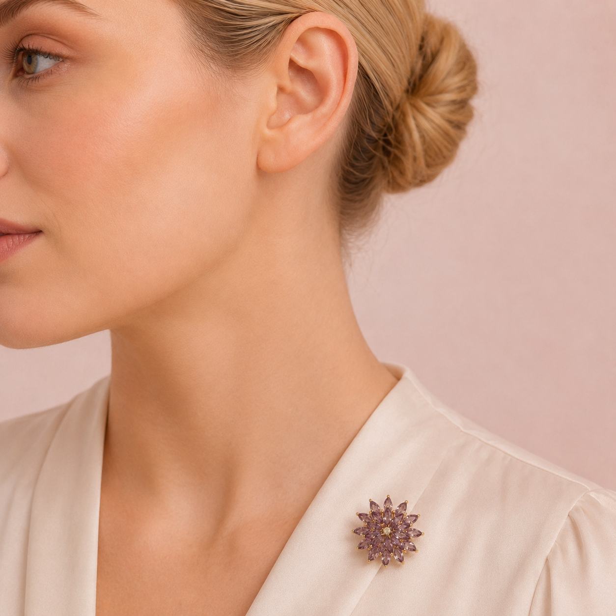 Drehbare Blumen Brosche mit violetten Zirkonia – vergoldet, 29 mm