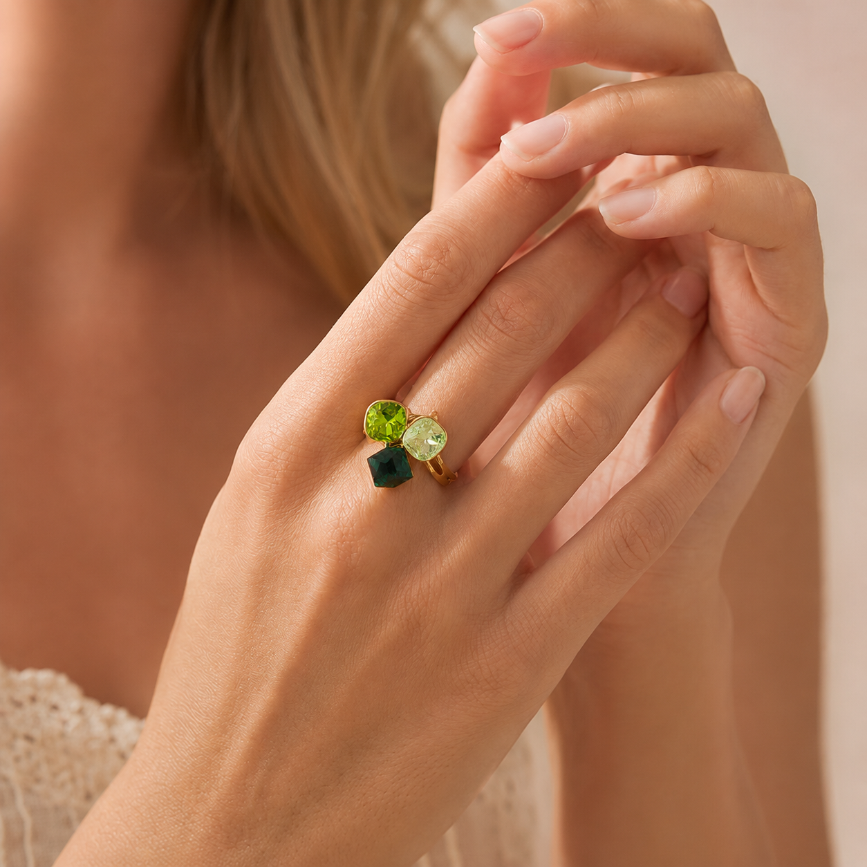 Verstellbarer Statement Ring mit drei Glassteinen – Grün, vergoldet